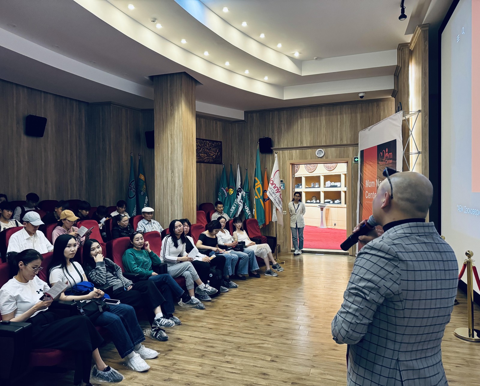 Эрдэнэт хотын уулзалтад оролцогчид